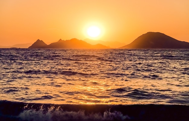 Crepuscolo della natura e concetto di vacanza al mare vintage tramonto estivo sui mari della costa del Mar Mediterraneo...