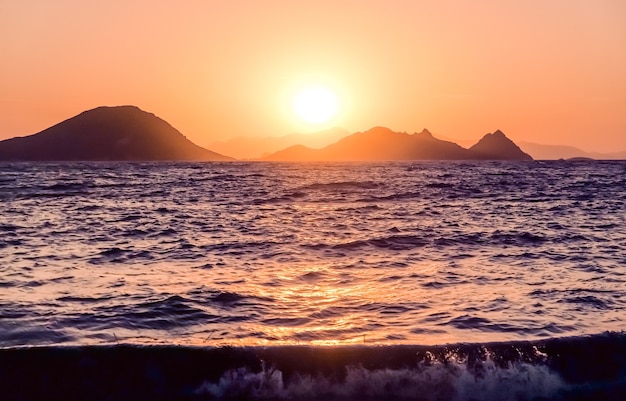 Crepuscolo della natura e concetto di vacanza al mare vintage tramonto estivo sui mari della costa del mar mediterraneo...