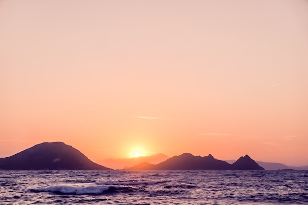 Crepuscolo della natura e concetto di vacanza al mare vintage tramonto estivo sui mari della costa del mar mediterraneo...