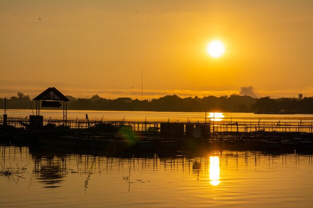 Crepuscolo di alba a Kwan Payao Provincia di Payao in Thailandia