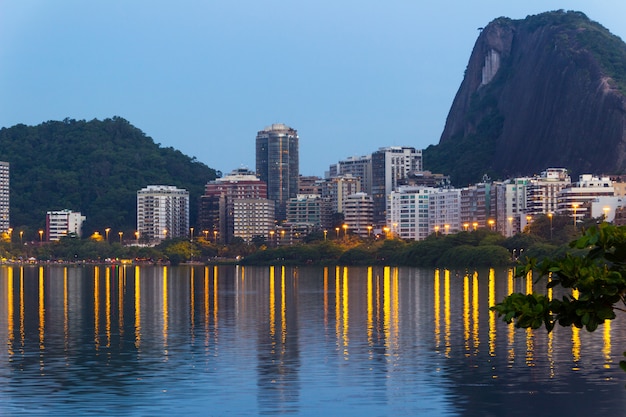 Crepuscolo nella laguna Rodrigo de Freitas, a Rio de Janeiro.