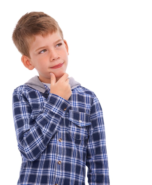 Crescerà in grande Studio shot di un ragazzo vestito casualmente isolato su bianco