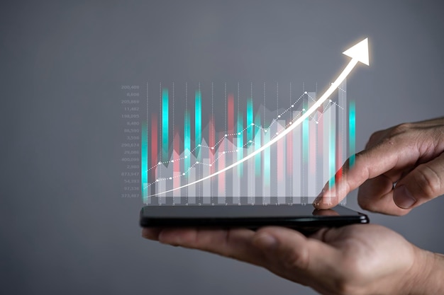 Crescita aziendale calda Uomo d'affari che utilizza tablet che analizza i dati di vendita e il grafico della crescita economica