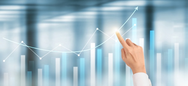 Crescita del grafico del piano dell'uomo d'affari della mano e aumento degli indicatori positivi del grafico nel suo affare