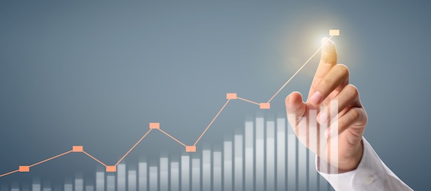 Crescita del grafico del piano dell'uomo d'affari e aumento degli indicatori positivi del grafico