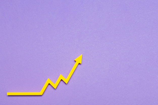 Crescita del mercato azionario, freccia del grafico verso l'alto su sfondo viola, concetto di crescita dell'economia. copia spazio