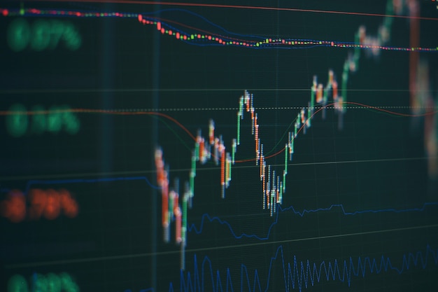 Crescita economica, recessione. Piattaforma virtuale elettronica che mostra tendenze e fluttuazioni del mercato azionario, analisi dei dati da grafici e grafici per scoprire il risultato.