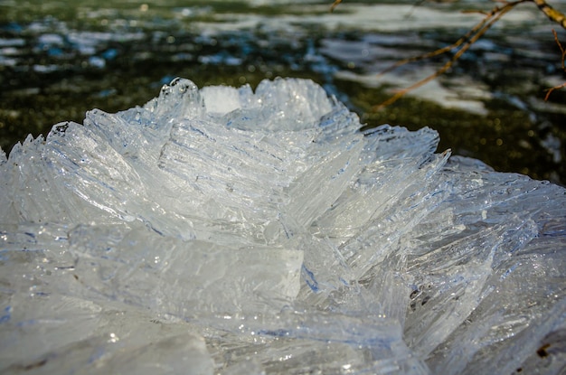 Crescite di ghiaccio in inverno sul primo piano della riva del lago