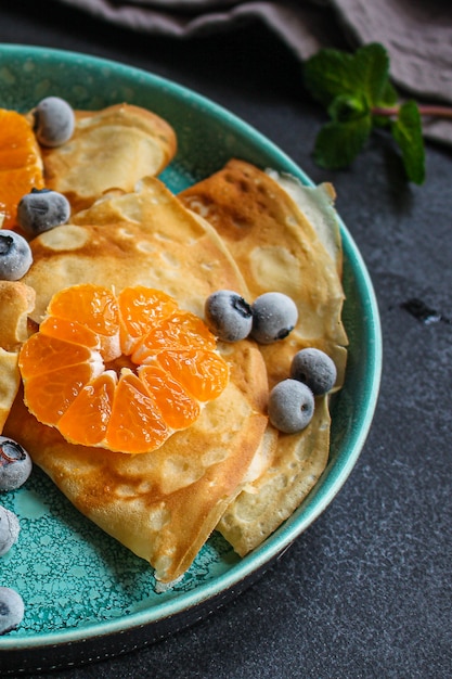 crespelle agli agrumi, marmellata e frutti di bosco