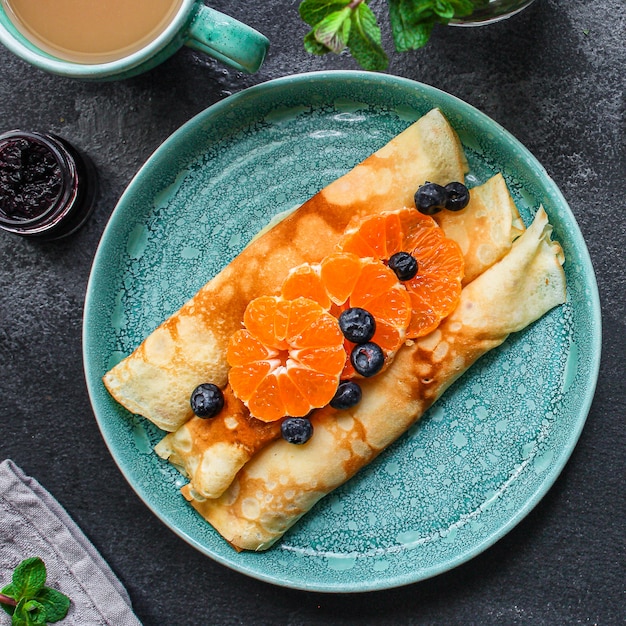 crespelle agli agrumi, marmellata e frutti di bosco