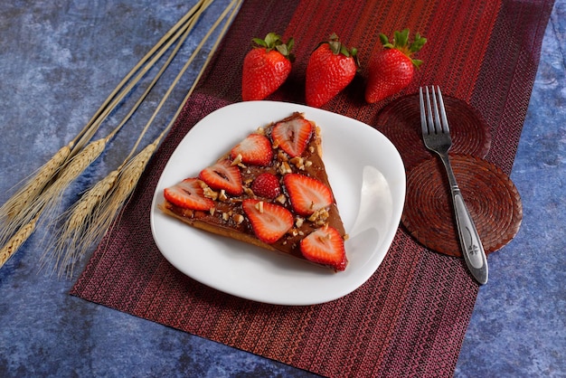 Crespelle al cioccolato e fragole al naturale