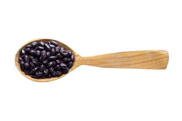 Crespino nero essiccato in un cucchiaio di legno