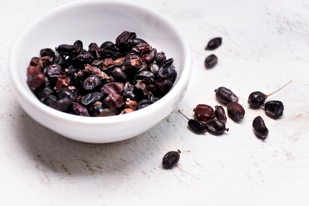 Crespino. Spezie aromatiche su un piatto su sfondo bianco.