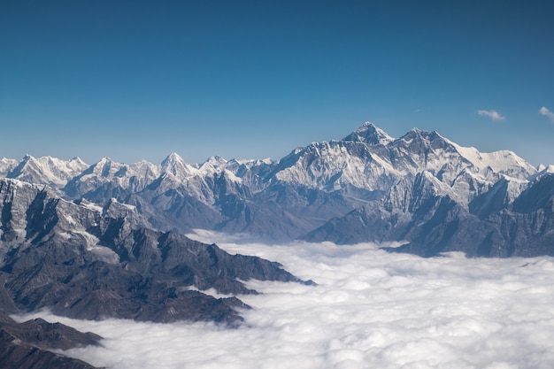 Cresta dell'Himalaya. Vista aerea dell'Everest dal paese del Nepal