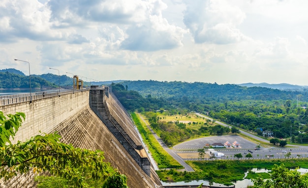 cresta della diga di Khun Dan Prakan Chon, Nakhon Nayok, Tailandia