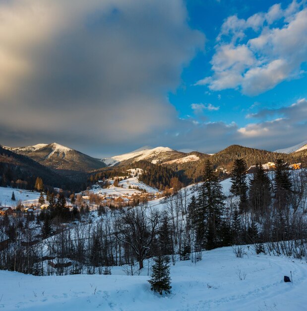 Cresta della montagna di inverno di mattina di alba