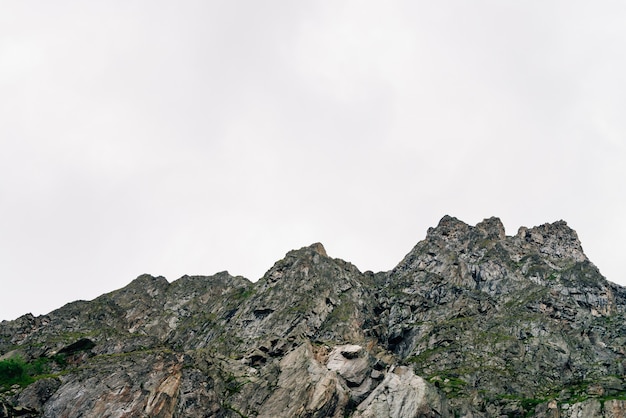 Cresta gigante sotto il cielo nuvoloso.