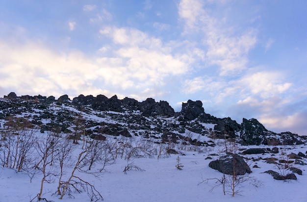 cresta rocciosa mattutina nelle montagne invernali