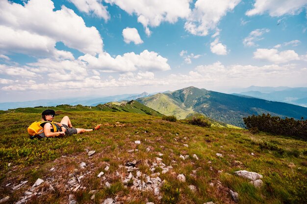 Cresta sopra le montagne della Slovacchia mala fatra Escursionismo nel paesaggio delle montagne della Slovacchia Turista parco nazionale Mala Fatra