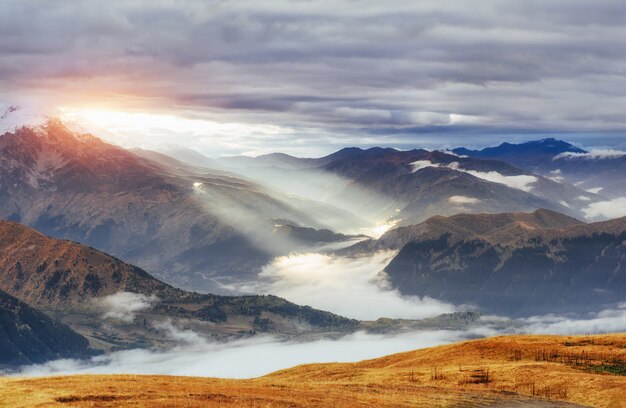 Creste innevate in autunno