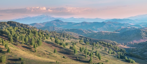 Creste panoramiche con vista sulle montagne al tramonto