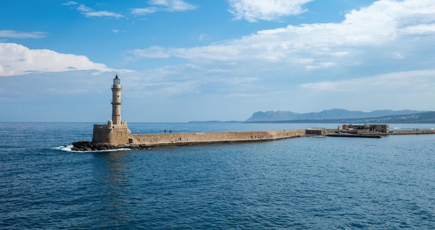 Creta Grecia Faro al porto veneziano nella città vecchia di Chania Giorno soleggiato