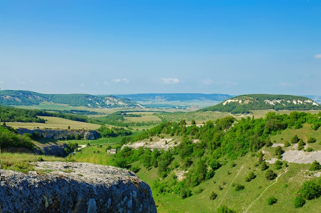 Crimea Valley Ucraina con montagne verdi colline e cielo blu