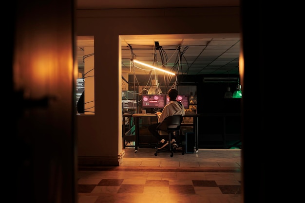 Criminale online maschile che risolve problemi di perdita di dati, hacking di sistemi informatici e attacchi informatici a server di database. Giovane spia professionista che cracka la crittografia del server per rubare le password. Sicurezza informatica.