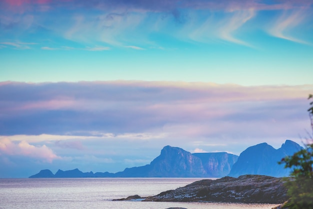 Crinale della montagna all'orizzonte Rocce nel mare Bella natura della Norvegia