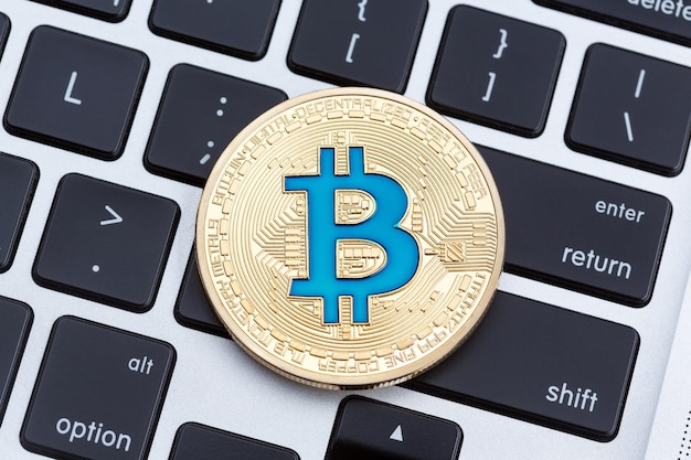 Criptovaluta bitcoin dorato sulla tastiera del computer