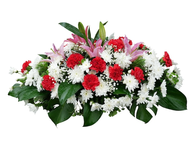 Crisantemo bianco fiori garofano rosso e giglio rosa con foglie tropicali disposizione Monstera natura cespuglio sfondo isolato su sfondo bianco