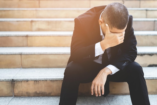 Crisi dei disoccupati Disperazione e stress La compressione delle persone in ufficio si sente stressante non può prendere una decisione senza lavoro o situazione di depressione Lo stress causa problemi mentali Stress e concetto di disoccupazione