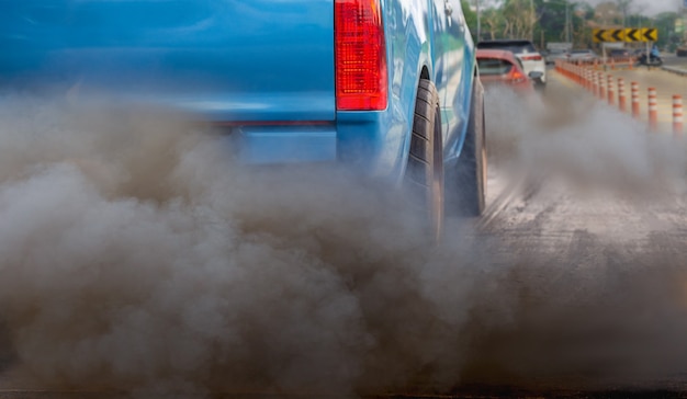 Crisi dell'inquinamento atmosferico in città dal tubo di scarico del veicolo diesel su strada