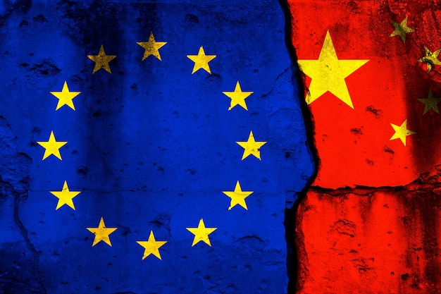 Crisi dell'Unione europea e della Cina Sfondo con bandiere nazionali sulla foto della parete incrinata
