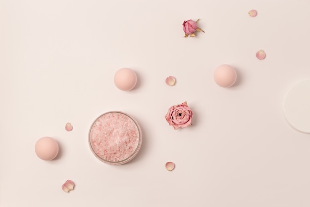 Cristalli aromatici di sale marino con olio essenziale di fiori di rosa