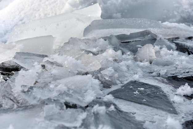 Cristalli di ghiaccio congelati in un piccolo fiume