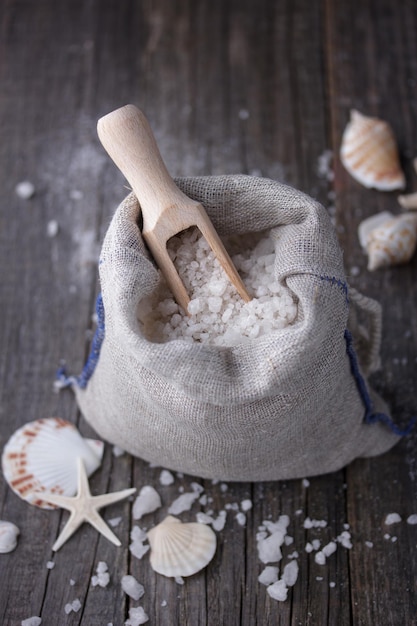 Cristalli di sale marino con conchiglie