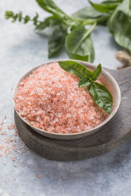 Cristalli di sale rosa himalayano con sale bianco su cucchiaio di legno scrub terapia termale che cucina ingrediente sano