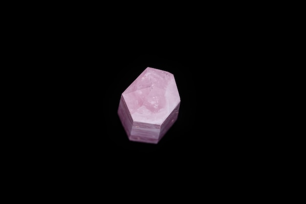 Cristallo di quarzo rosa minerale macro su sfondo nero
