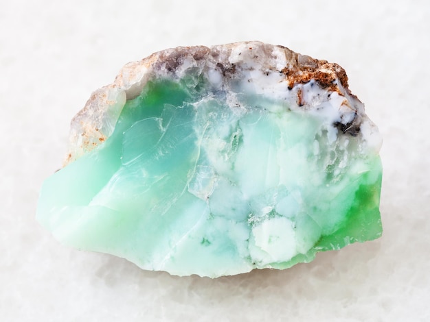 Cristallo grezzo della gemma di Chrysoprase su bianco