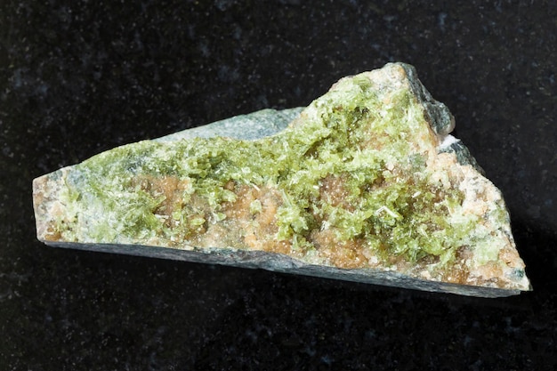 Cristallo grezzo di pietra preziosa verde Vesuvianite su oscurità