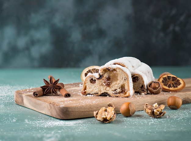 Cristo stollen, tradizionale torta di Natale con noci, uva passa, marzapane su fondo blu