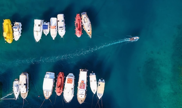 Croazia Barche nel porto dal drone Sfondo blu dell'acqua dalla vista dall'alto Paesaggio marino estivo con barche dall'aria Immagine di viaggio