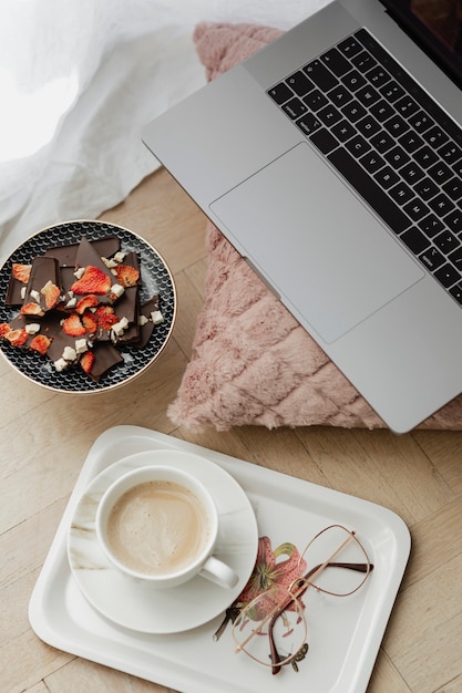 Croccante al cioccolato fondente con fragole servito con caffè su cuscino rosa