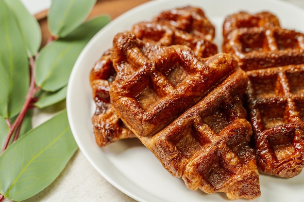 Croccante e dolce delizioso cibo waffle servito su un piatto bianco