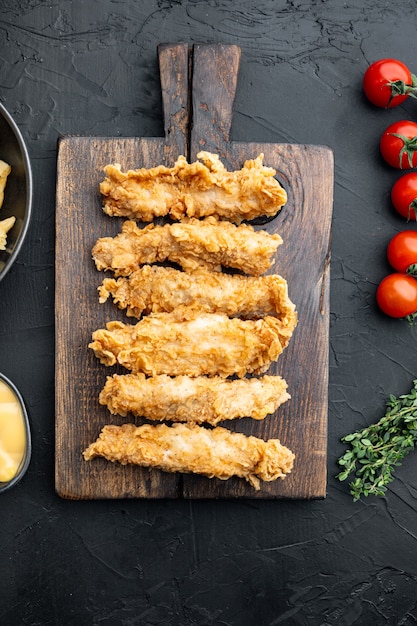 Croccanti tagli di brodo di pollo fritto su sfondo nero