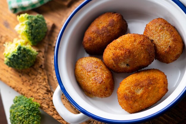 Crocchette di broccoli e parmigiano.