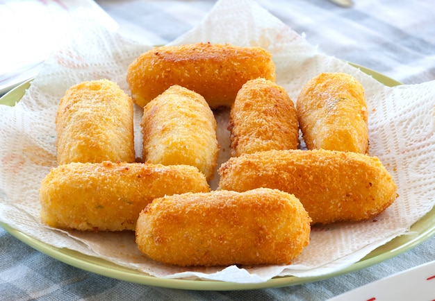 Crocchette di patate fritte con mozzarella