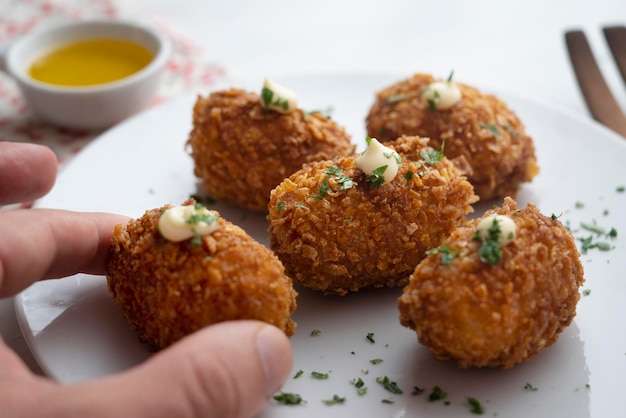 Crocchette di pesce bianco in pastella Panko servite con un po' di maionese