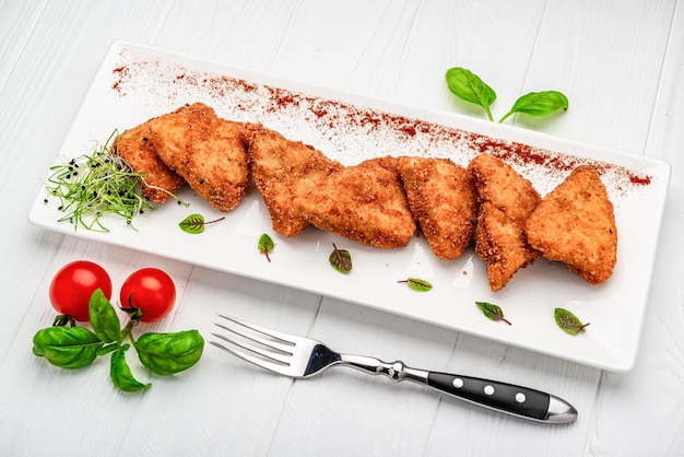 Crocchette di pollo fatte in casa su sfondo bianco